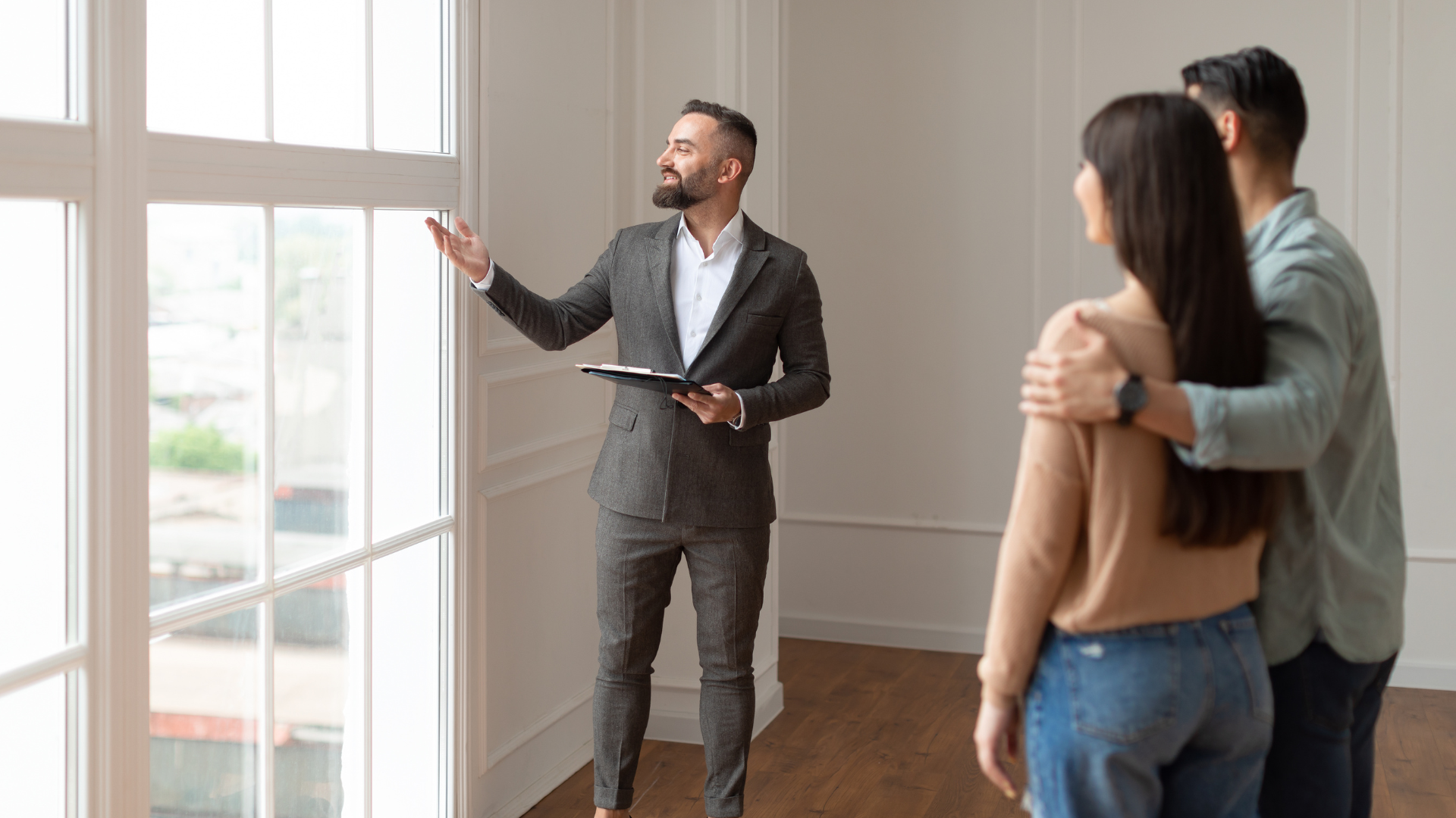 Agente inmobiliario mostrando depa en Maadrid Agente inmobiliario mostrando depa en Maadrid